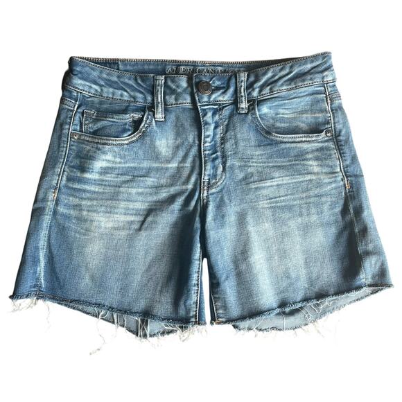 American Eagle Light Wash Super Stretch Midi Jean Short Size 8 - Picture 1 of 6